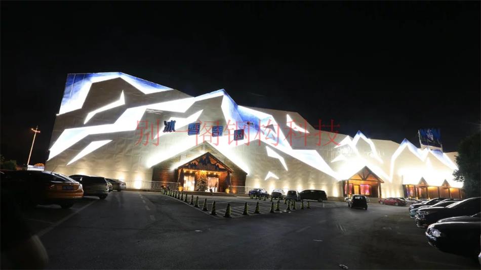 長沙奧特萊斯冰雪奇園復(fù)雜鋼結(jié)構(gòu)外墻4.jpg